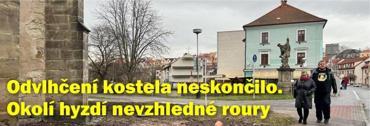 Odvlhčení kostela nebere konce. Nad zemí vyčnívají nevzhledné roury