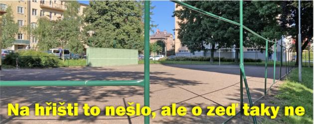 Když to nešlo na hřišti, mohlo by to jít aspoň o zeď