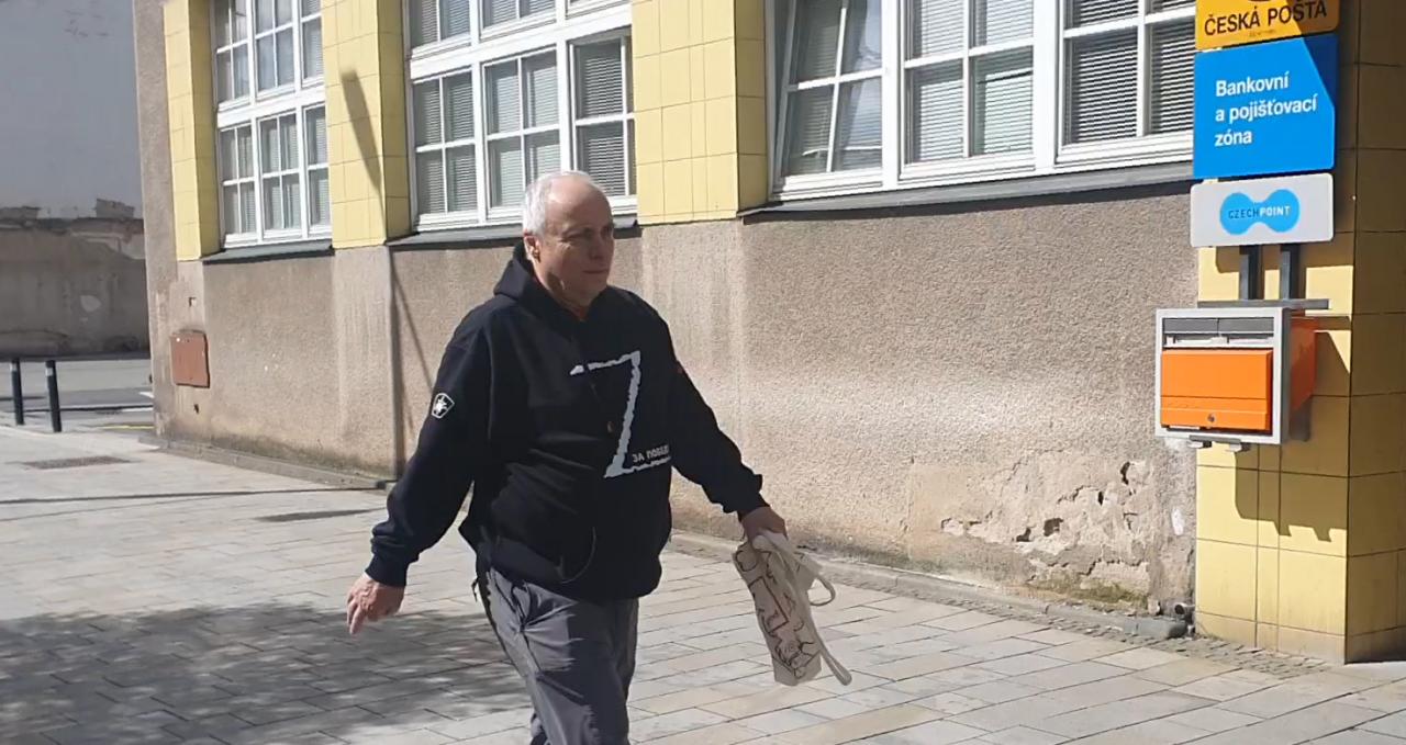Symbol na mikině bývalého disidenta prověřuje kriminálka