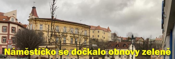 Náměstíčko U Vodárny se dočkalo obnovy zeleně