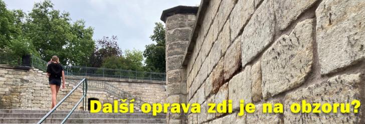 Další oprava zdi nad Širokými schody je možná nablízku