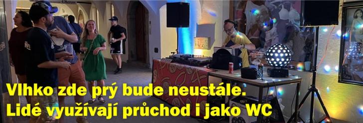 Vlhko zde prý bude neustále. Lidé využívají průchod i jako WC
