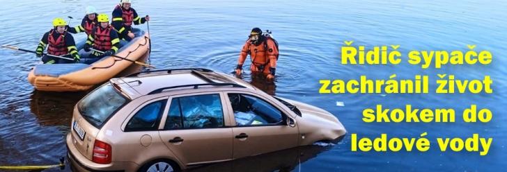 Muže, který sklouzl do rybníka, zachránil z auta řidič sypače!