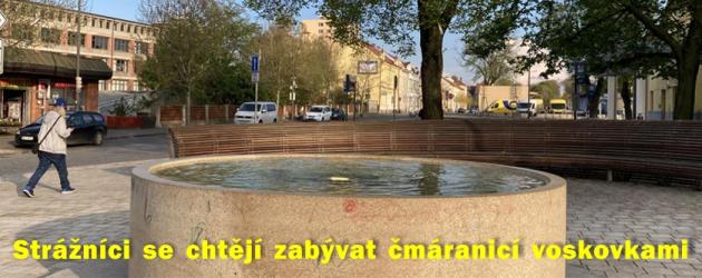 Někdo počmáral kašnu u nádraží. Vše zachytila kamera