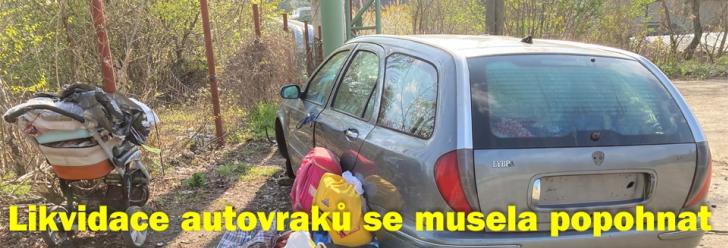 Smrad a špína! Řešení autovraků v chráněné lokalitě nebere konce