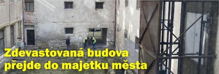 Zdevastovaná budova bude už brzy patřit městu