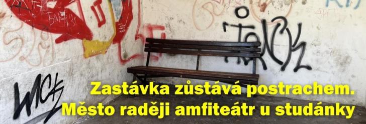 Zastávka autobusu U Kapličky zůstává postrachem. Město raději amfiteátr u studánky