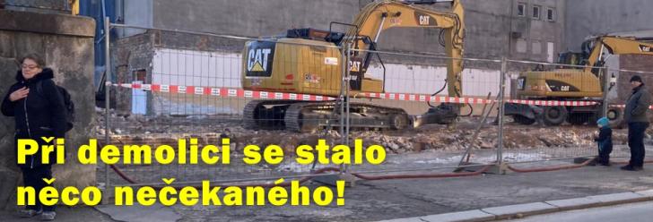 Při demolici u sportovní haly se stalo něco nečekaného!