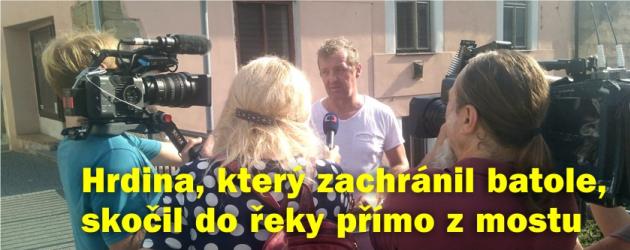 Hrdina jménem Petr zachránil batole skokem z mostu přímo do řeky
