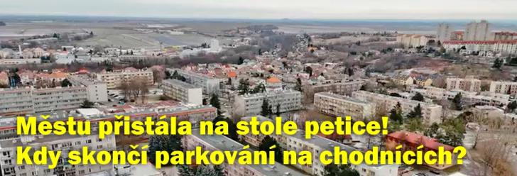 Kdy skončí parkování na chodnících? Městu přistála na stůl petice