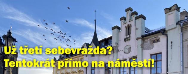 Zbývalo málo a další sebevražda se odehrála přímo na náměstí