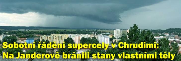 Supercela lámala stromy, zatopila garáže a odnesla i trampolínu. Na Janderově bránili stany vlastními těly