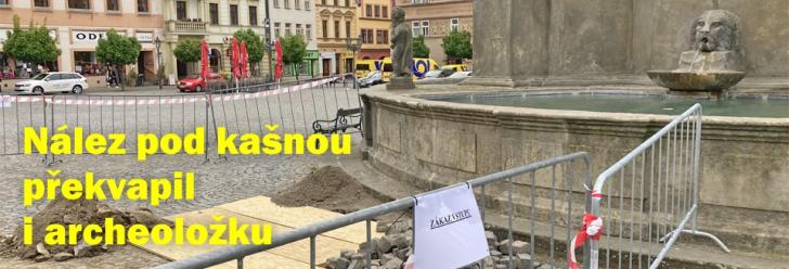 Co se našlo pod kašnou, překvapilo i archeoložku. Opravy už začaly