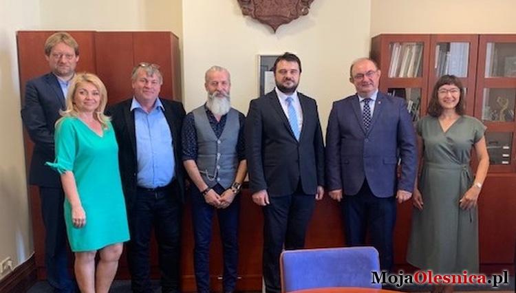 Vedení města si schválilo zahraniční výlety až poté, co je absolvovalo