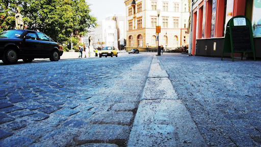 Studie dokazující negativní vliv „schodiště“ v Široké ulici neexistuje
