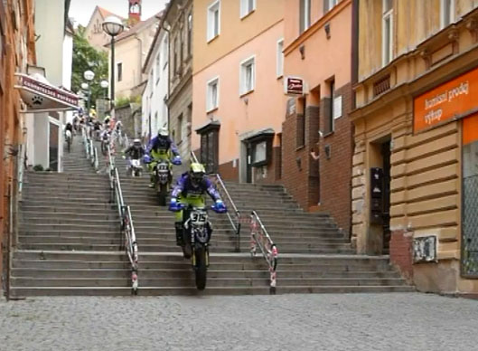 Motorkáři devastovali Široké schody