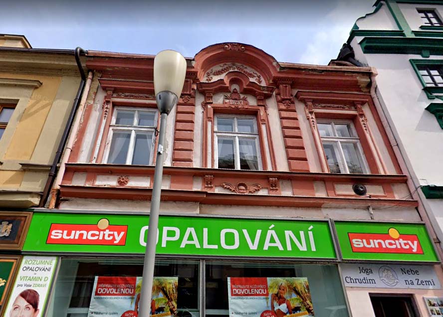 Sto padesát tisíc na opravu fasády domu v Široké poskytne město v rámci dotace