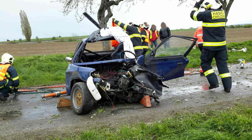 V průběhu rallyesprintu zdemoloval šofér Felicii. Kdo zaplatí výjezd hasičů?