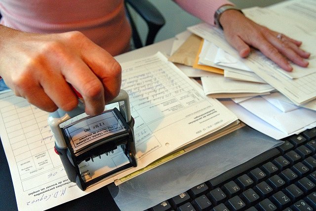 NKÚ: Počet zaměstnanců státu zatěžuje rozpočet, výkonnost přitom klesá
