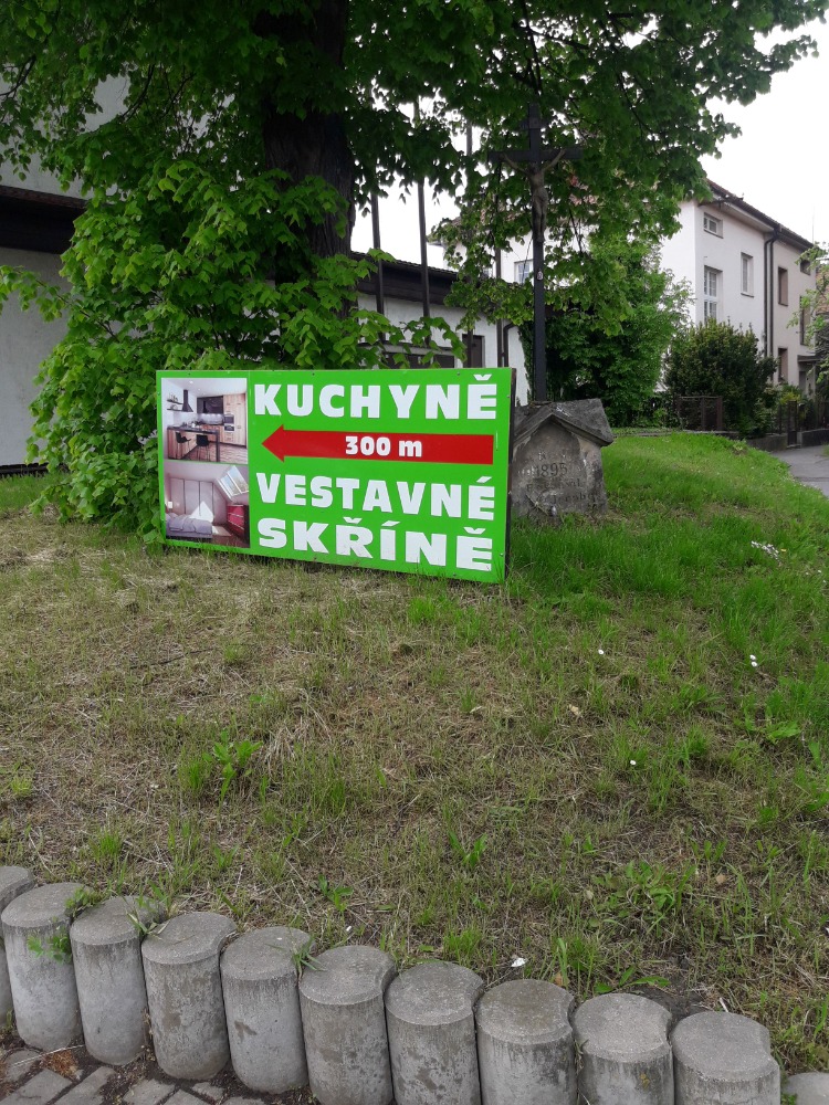 Kdo dovolil poničení pietního místa?