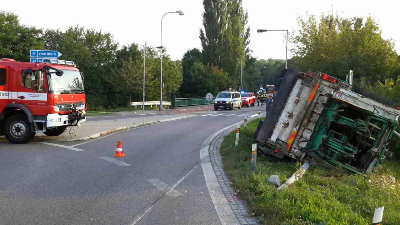 Hledají se svědci nehody popelářů na kruháku u Tesca