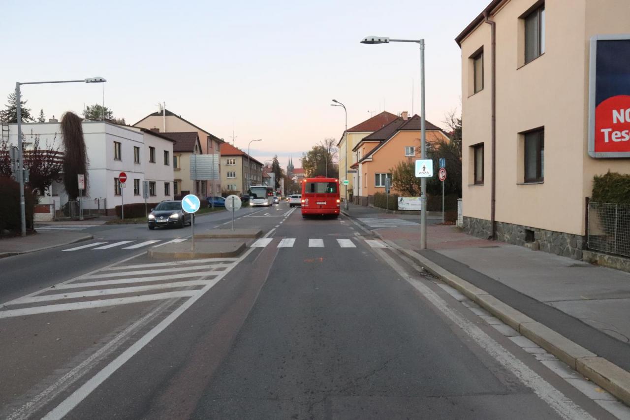 Policie hledá koloběžkařku od hospody U Guláška