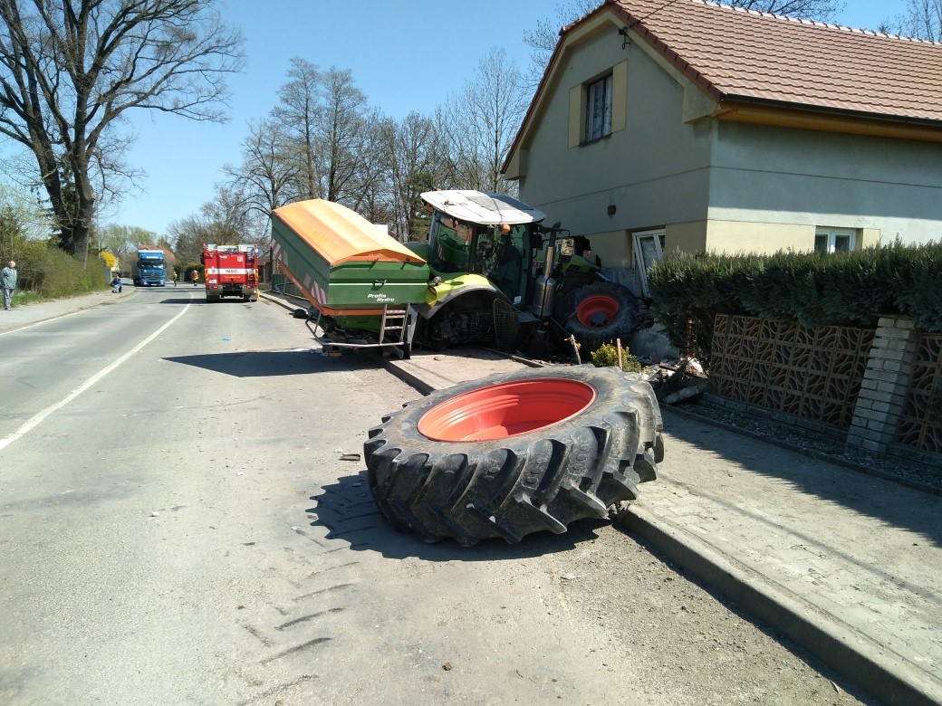Ženu přejel traktor na vlastní zahradě