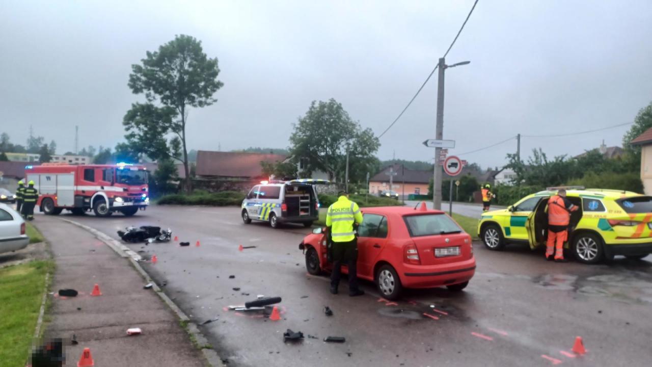 Fatální nehoda na křižovatce v Prachovicích: Skútr se střetl s autem