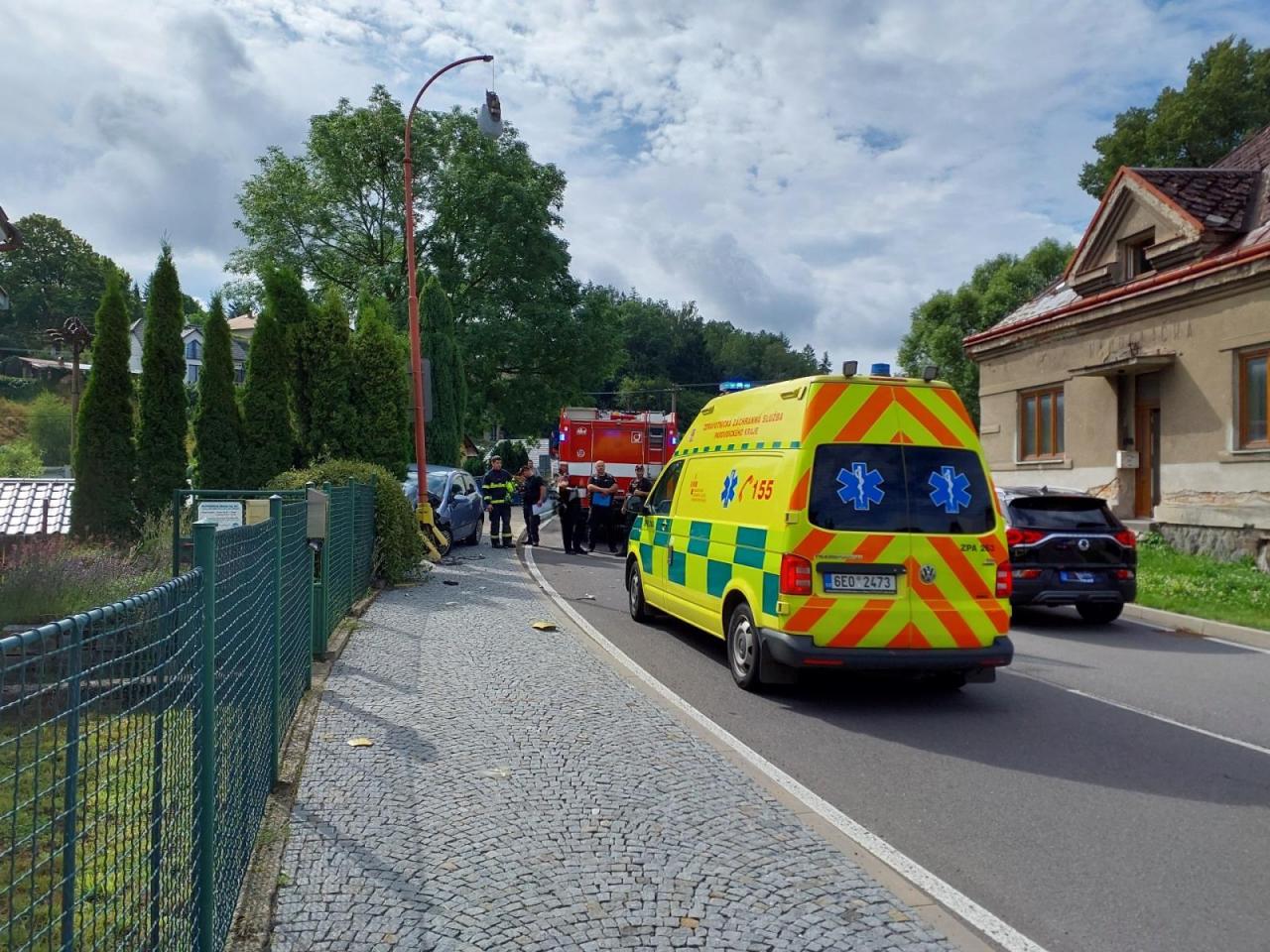 Po srážce narazil o sloup veřejného osvětlení