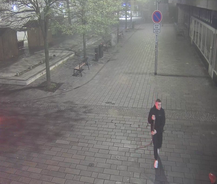 Policie hledá muže na fotografii