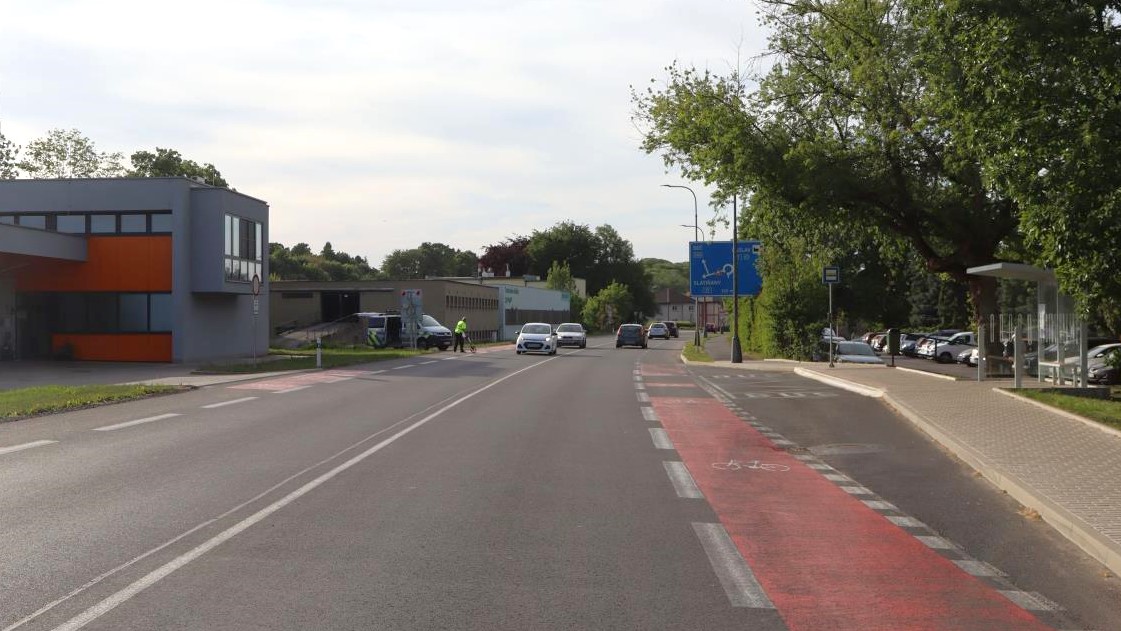 Po prudkém brzdění autobusu se zranil cestující