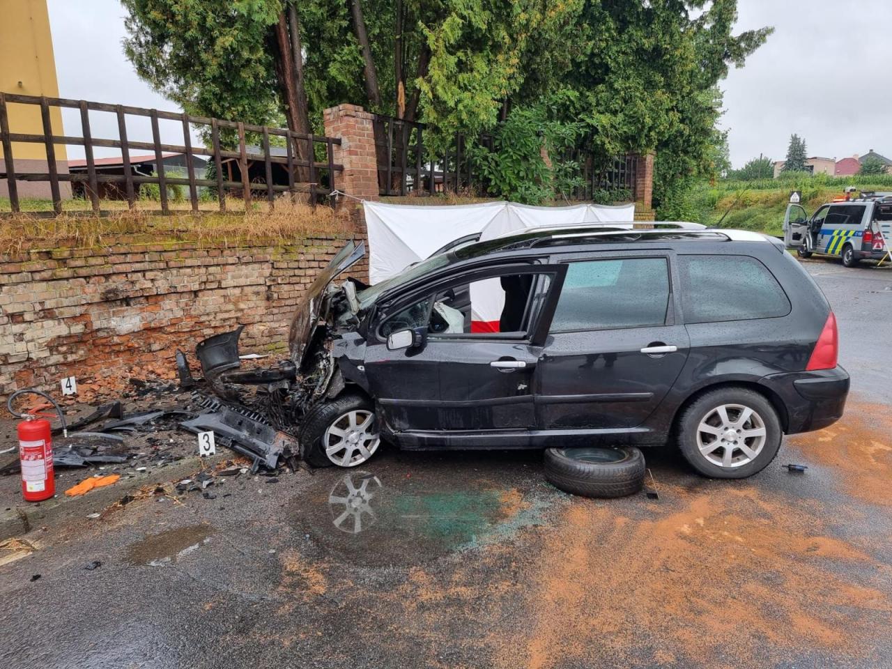 Muž se rozjel v plné rychlosti proti zdi