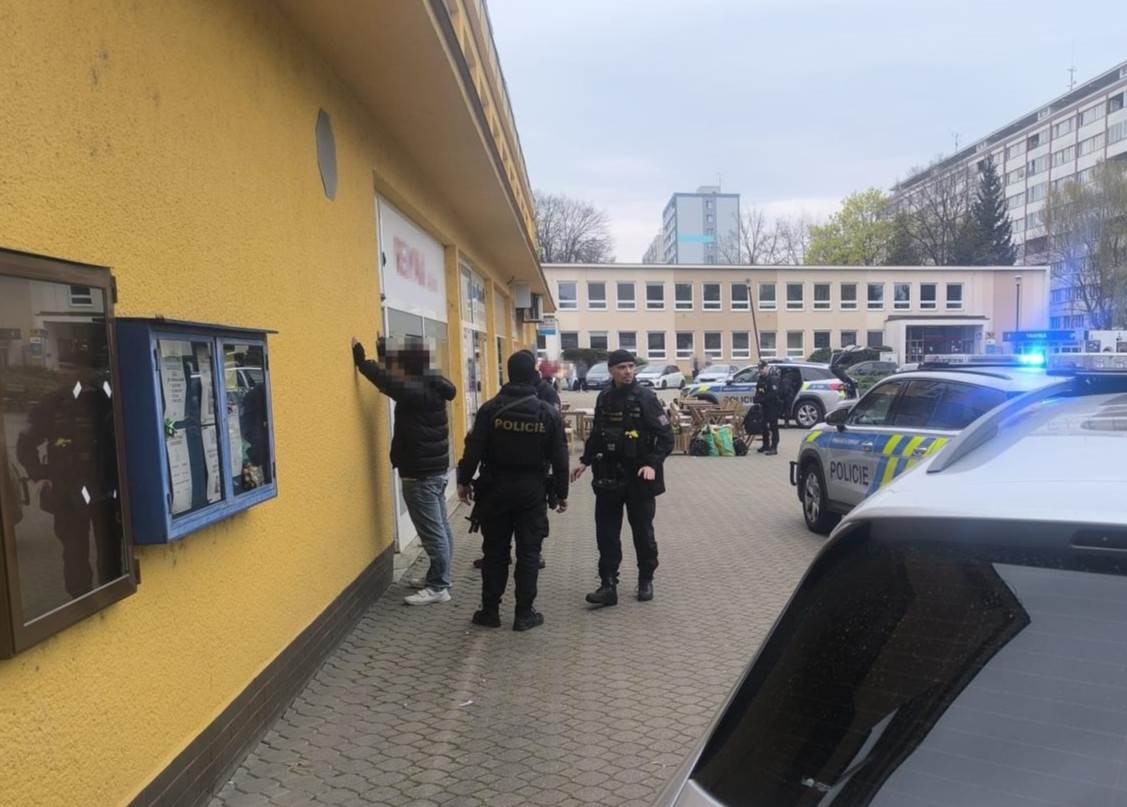 V Pardubicích se střílelo a hořelo i v obchodě