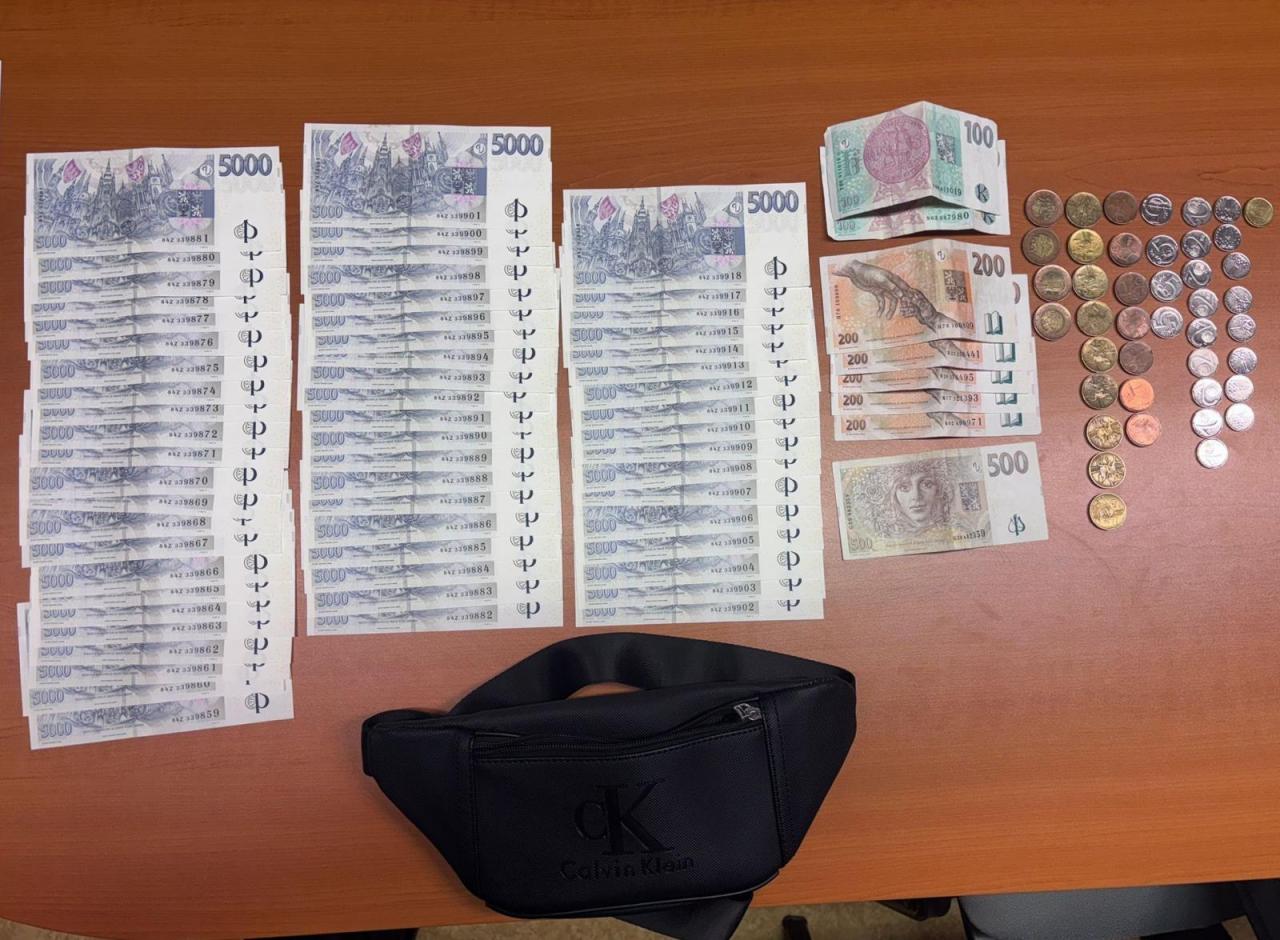 Podezřelého kurýra kyberšmejdů zadrželi v Holicích