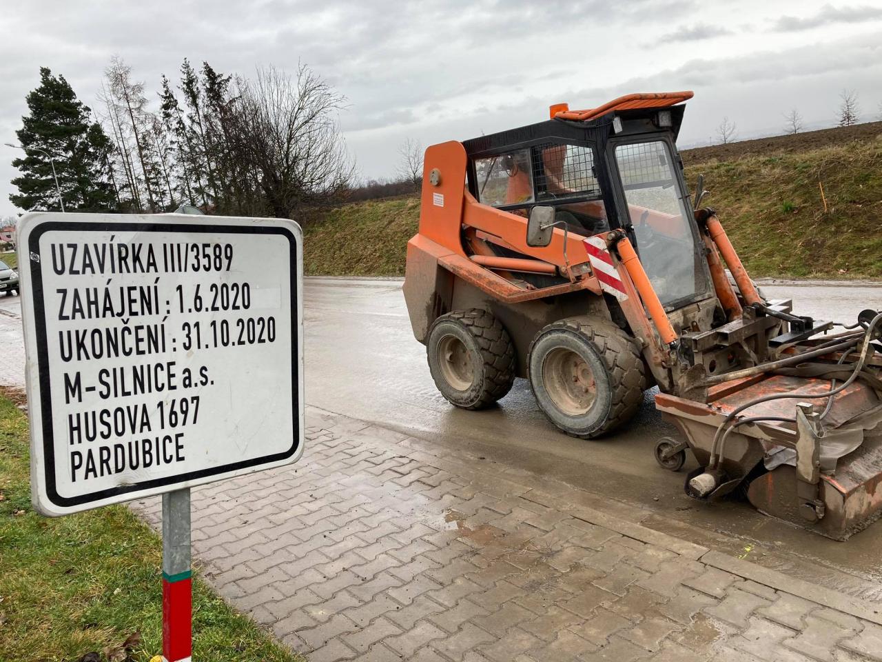 Silnici do Vlčnova ještě brázdí bagr. Do otevření už zbývá jen pár hodin