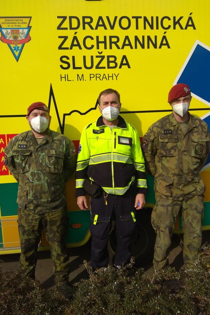 Chrudimští výsadkáři pomáhají jako řidiči pražským záchranářům