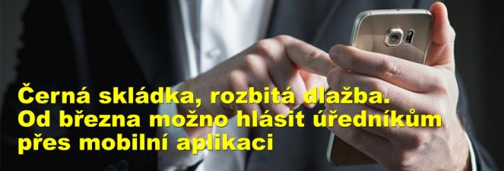 Černá skládka, rozbitá dlažba. Od března možno hlásit úředníkům přes mobilní aplikaci