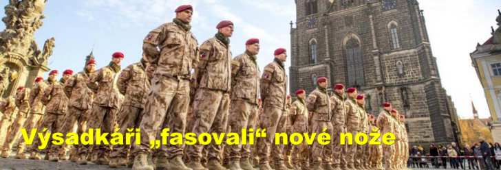 Výsadkáři „fasovali“ nové nože