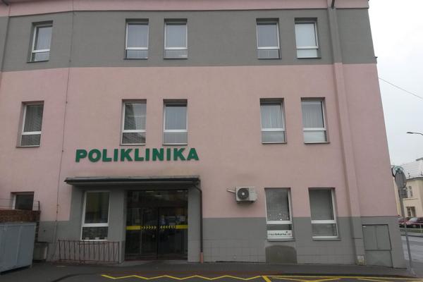 Nové sociální zařízení polikliniky poničili neznámí vandalové