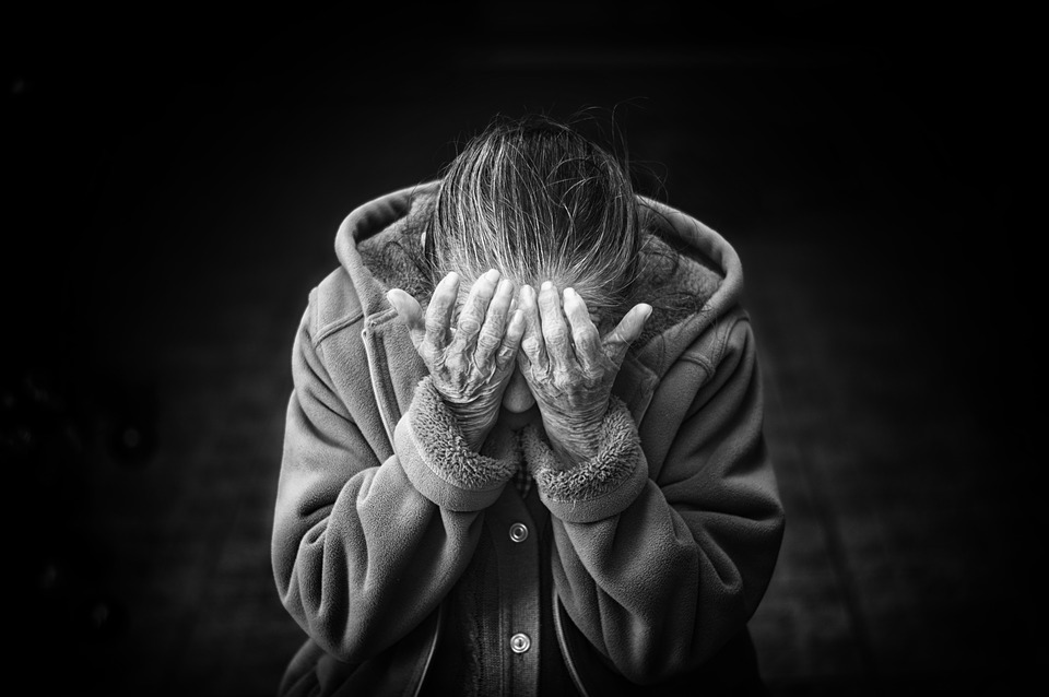 Podvedená seniorka přišla o peníze a šperky