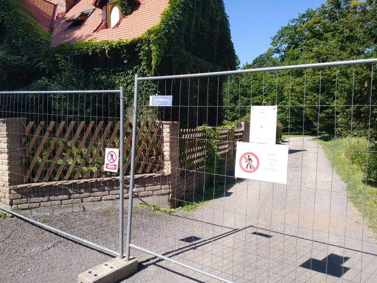 Policie, architekt i ředitelka domova pro seniory apelují, aby občané nechodili do parku