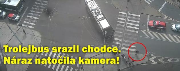 Trolejbus srazil na přechodu telefonujícího chodce