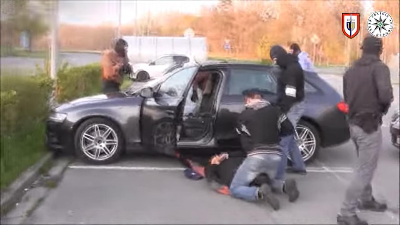 Policie zveřejnila záběry z dopadení dealerů pervitinu